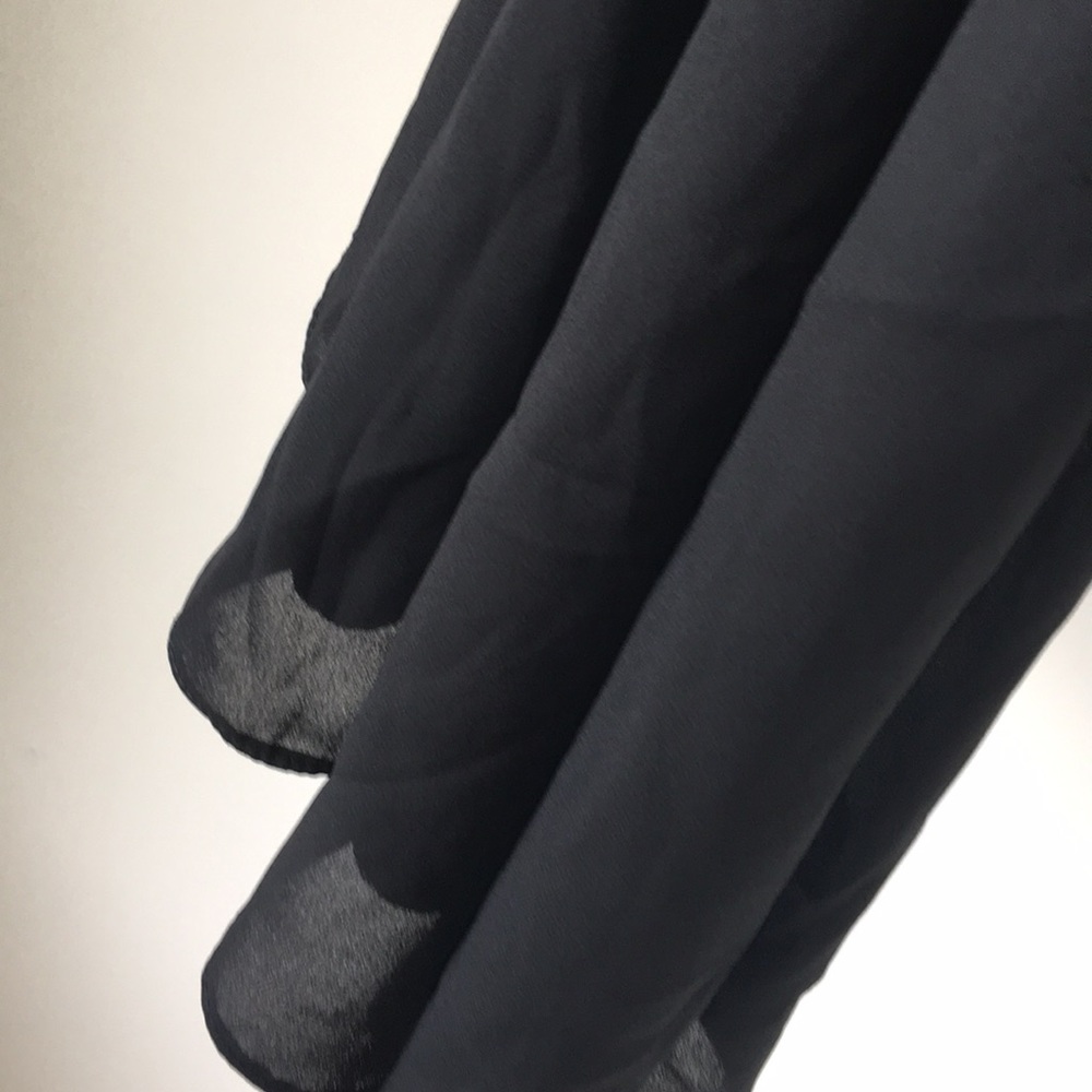 Long black dress with lace detail - Picture 7 of 7